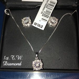 1 ct. T W Diamond neckless and earring set